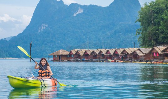 cover Nakhon Si Thammarat, Khao Kiriwong, take a boat, sweat from hiking, then come down and sleep on a floating raft for 200 baht per person.