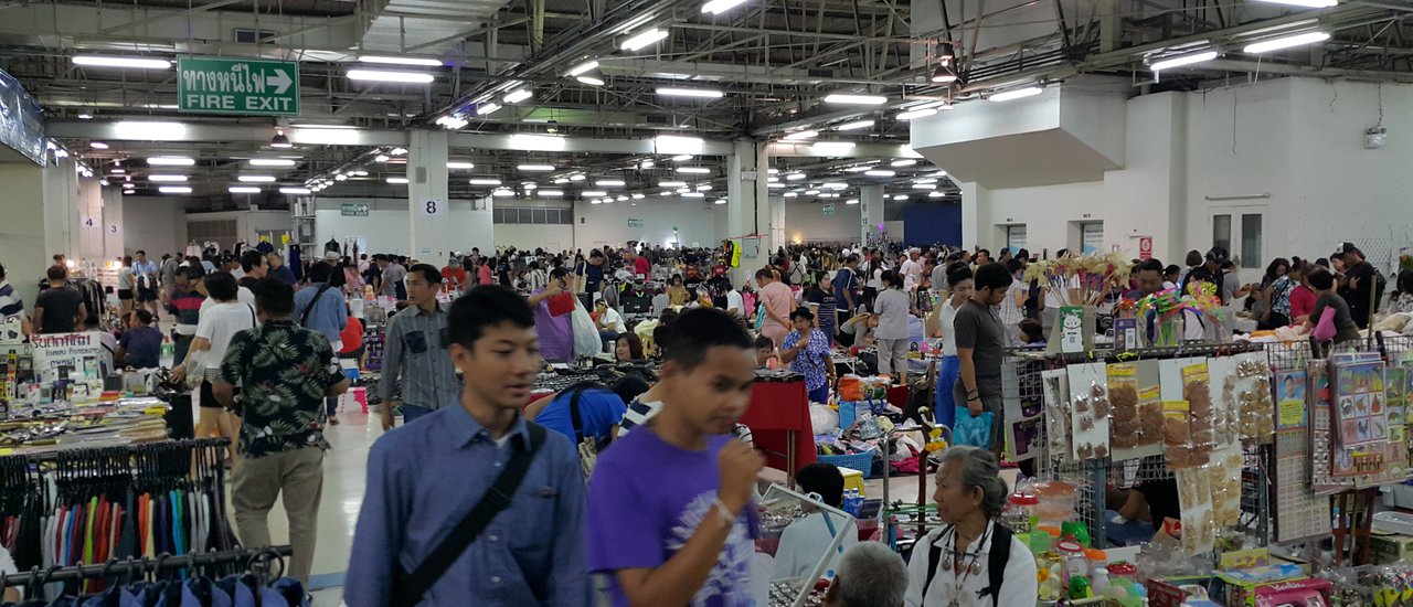 cover Air-conditioned Flea Market at Pantip Ngamwongwan