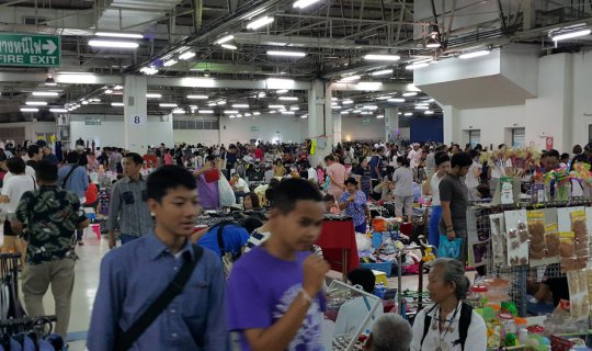 Cover Air-conditioned Flea Market at Pantip Ngamwongwan...