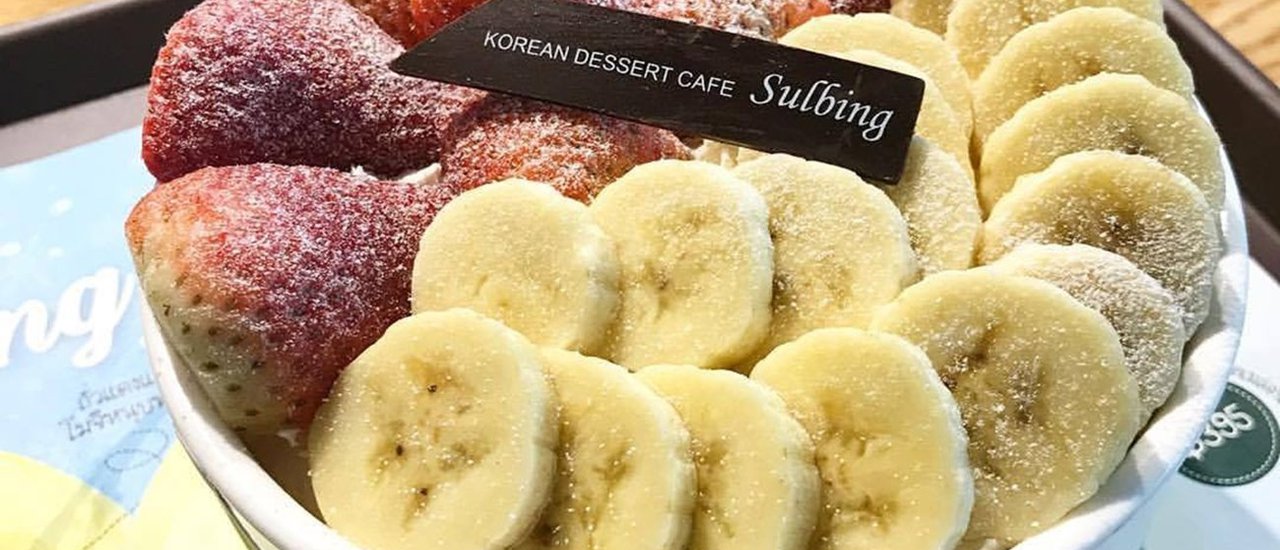 cover Strawberry Banana 

This translation is concise, simple, and accurate, reflecting the desired tone and scope. It avoids unnecessary information and focuses solely on the translation of the phrase "สตรอว์เบอร์รี่กล้วย".