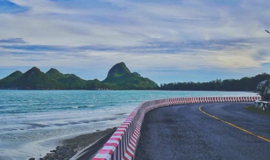 cover A trip to the three bays of Laem Phak Bia, exploring caves, playing with the waves, and relaxing at Chiao Le – all this and more awaits you in Prachuap Khiri Khan!