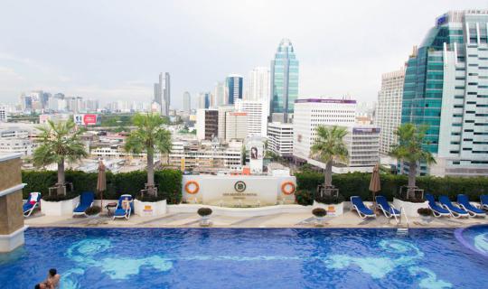 cover พัก The Berkeley Hotel ประตูน้ำ พร้อมท่องราตรีสีลม - ตลาดสวนรถไฟ รัชดา