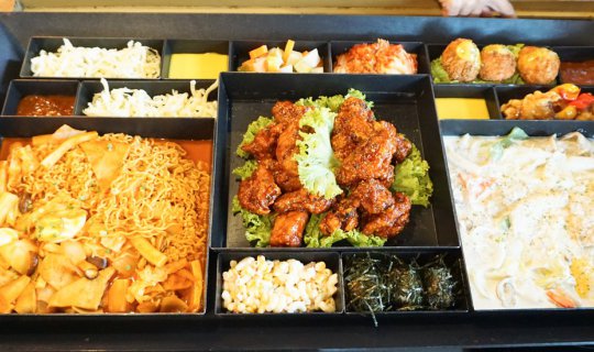 cover The group of friends gathered and went on a food adventure in the Siam area.