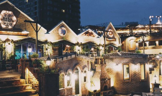 cover This evening, let's have dinner at the "Baan Iht Mon" restaurant.