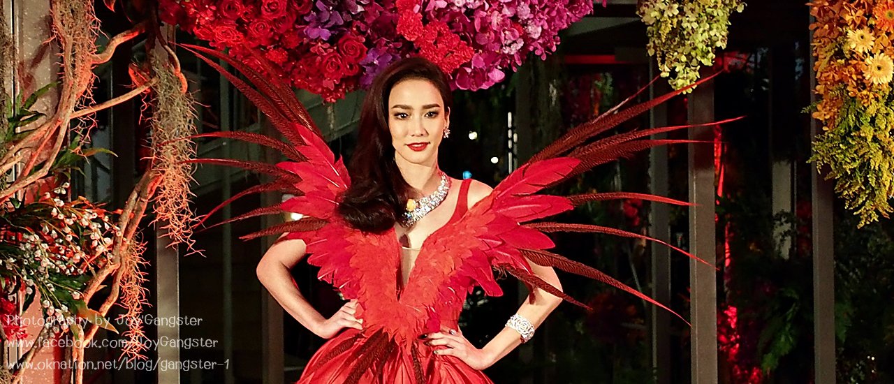 cover Aum Patchrapa Stuns with Blooming Flowers in Celebration of Central Department Store's 70th Anniversary

Aum Patchrapalooked stunning as she posed with blooming flowers to celebrate the 70th anniversary of Central Department Store.