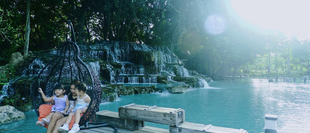 cover One-Day Trip to Hangar Cafe: A Chic Coffee Destination ☕️ 
This sentence translates to a concise and informative description of a one-day trip to Hangar Cafe, highlighting its trendy atmosphere.