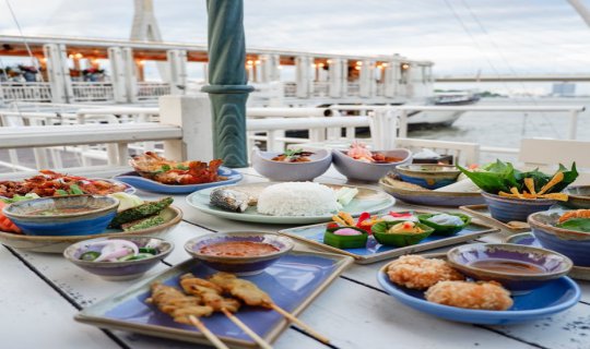 Cover A Thai-style dinner cruise on the majestic Chao Phraya River, offeri...