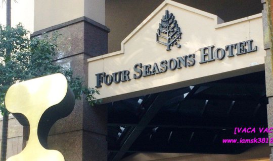 Cover Four Seasons Hotel Singapore: Luxurious Garden Oasis in the City Cen...