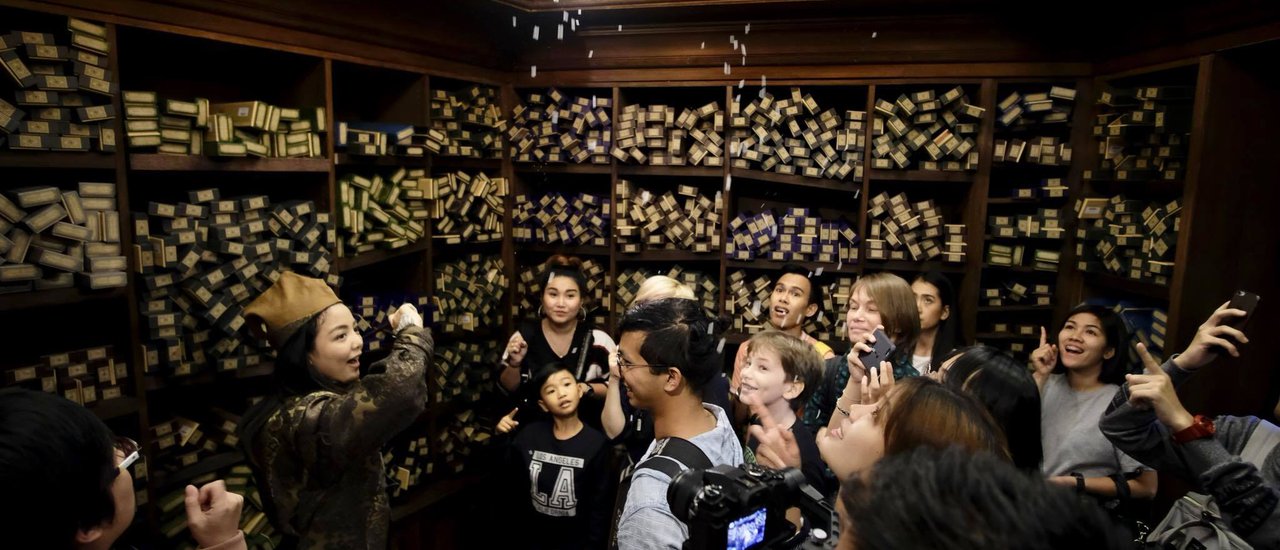 cover 🔮 'Harry Potter' 🧙🏻♂️🧙🏻♀️
This translates to:
🔮 'Harry Potter' 🧙🏻♂️🧙🏻♀️