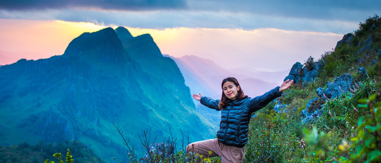 cover The user is requesting a translation from Thai to English.
Here is the translation:
"Blanket-Doi Luang Chiang Dao, at night watch the stars, in the morning watch the fog."