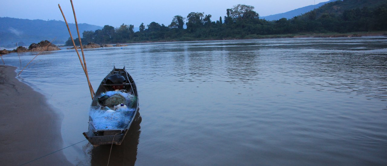 cover Chiang Khong, overlooking the Mekong: Mon Jao Nan Fa Homestay, where the river never sleeps, embraced by the warm mist and mountains.