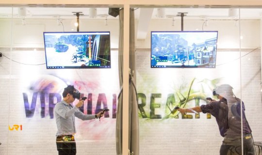 Cover Immerse yourself in the heart of Thonglor with a VR gaming experienc...