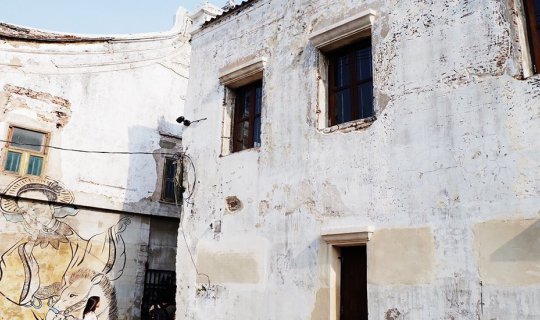 cover Lhong 1919: Seeking blessings, taking photos, and enjoying a relaxed life by the riverside.