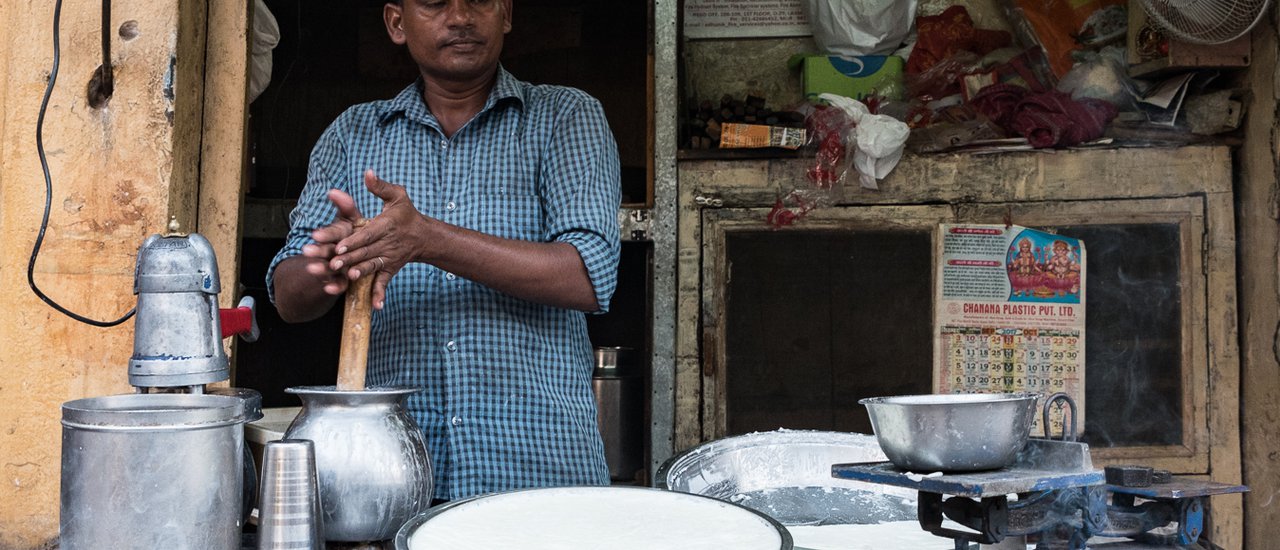 cover Review: Auntie vs. Indian Food 01 - No Stomach Upset, Auntie Doesn't Quit
This review compares Auntie's cooking to Indian food, highlighting the lack of stomach upset and Auntie's unwavering dedication.