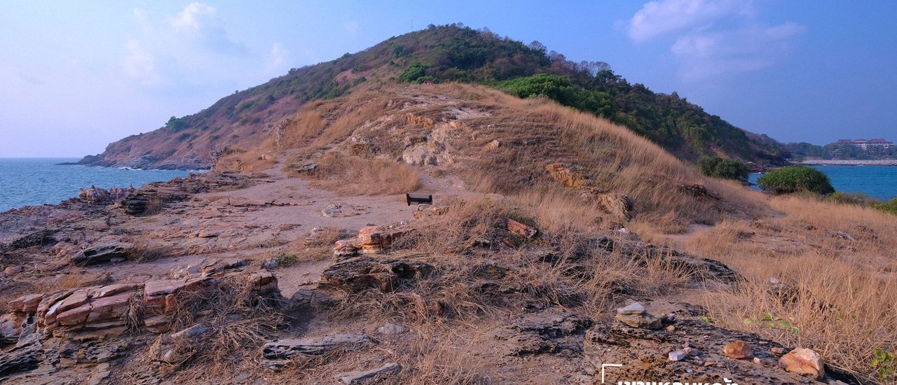 cover Khao Laem Ya: A Backpacker's Paradise
This phrase translates to "Khao Laem Ya: A Backpacker's Paradise" in English. It describes Khao Laem Ya, a beautiful headland in Thailand, as an ideal destination for budget-conscious travelers.