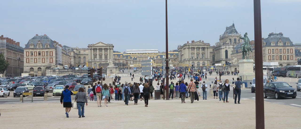 cover Following in the footsteps of Khun Pi Khun Det and Khun Pan, the ambassador, to admire the beauty of the Palace of Versailles.