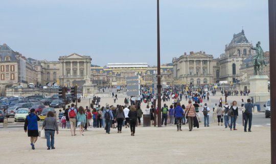 cover Following in the footsteps of Khun Pi Khun Det and Khun Pan, the ambassador, to admire the beauty of the Palace of Versailles.