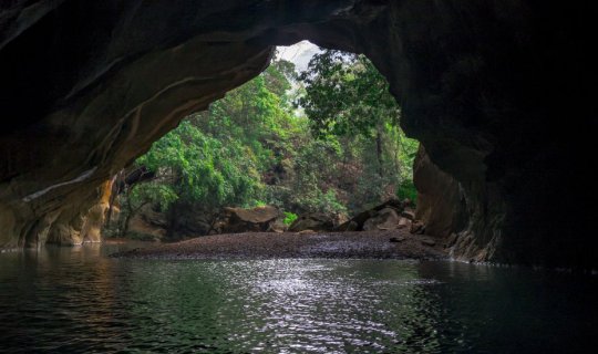 cover Alan Rattanachan(อาลัน รัตนจันทร์) is a renowned expert on Laos.