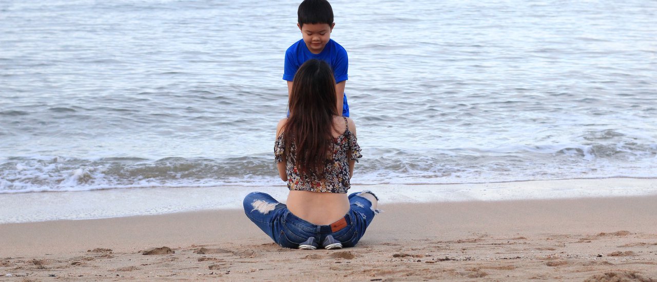 cover Jomtien Thani: Where the sea is right in front of you, a paradise for sea lovers.