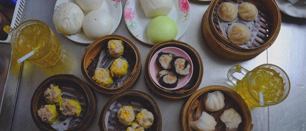cover "Legendary dim sum with a ten-baht price tag, a delicious wait worth savoring."