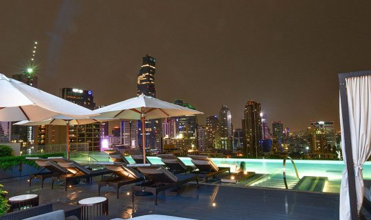 cover ...Review of Bangkok Marriott Hotel The Surawongse, a new 5-star hotel with Maepranom.