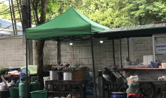 cover A roadside eatery with top-notch culinary skills, located behind the Erawan Water Building on Vibhavadi Rangsit Road.