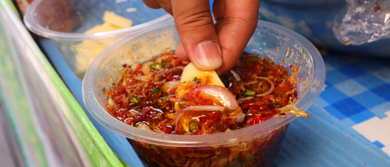 cover Pathum Thani invites you to visit the "Ing Nam Sam Khok" market, where people are flocking to eat, travel, and experience local culture.