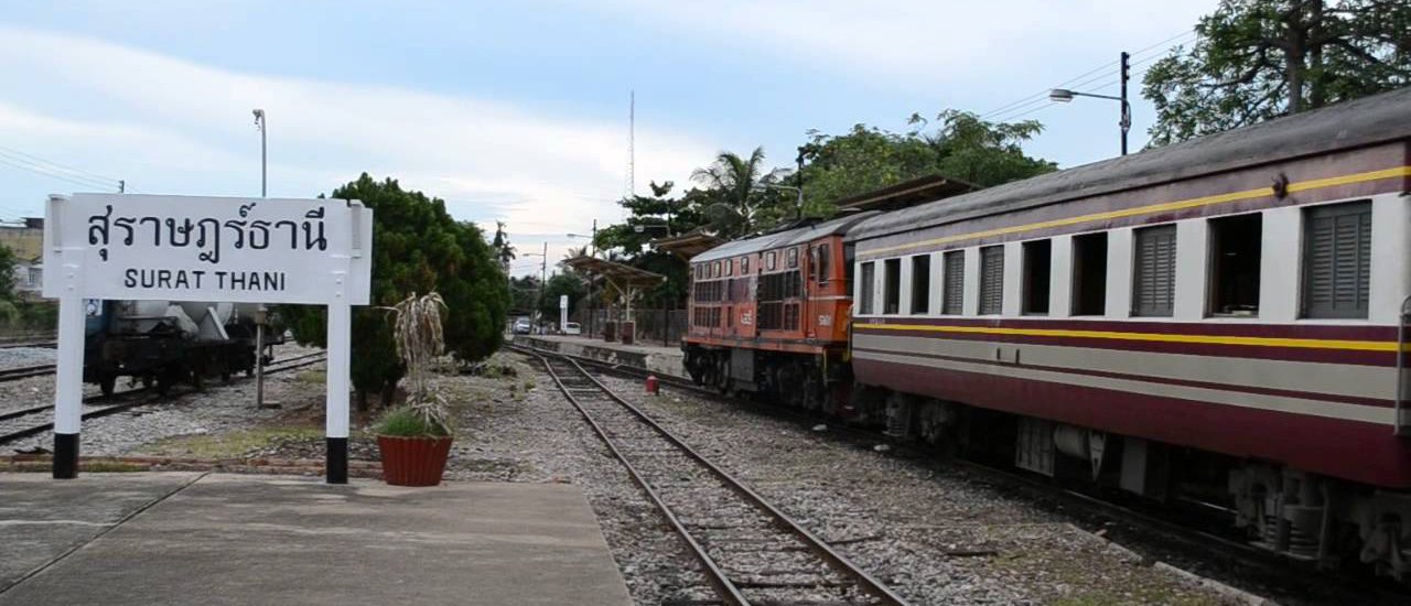 cover Surat Thani Train Station 
English:Surat Thani Train Station 
Thai:สถานีรถไฟสุราษฎร์ธานี (S̄t̄hānī r̂otfāi Surāṣṭr̒dhānī)