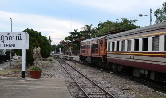 cover Surat Thani Train Station 
English:Surat Thani Train Station 
Thai:สถานีรถไฟสุราษฎร์ธานี (S̄t̄hānī r̂otfāi Surāṣṭr̒dhānī)