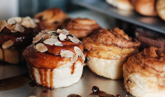 cover Pollen-covered baked goods