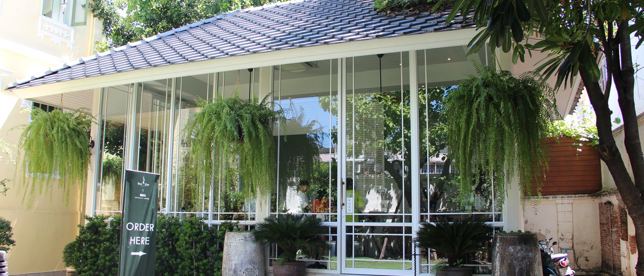 cover Chata Specialty Coffee: An Oasis in the Heart of Yaowarat
Chata Specialty Coffeeoffers a welcome respite in the bustling heart of Yaowarat, Bangkok's Chinatown. This oasis provides a haven for coffee lovers seeking a unique and flavorful experience.