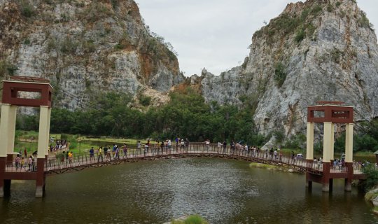 cover Khao Ngu Stone Park in Ratchaburi on a crowded day.