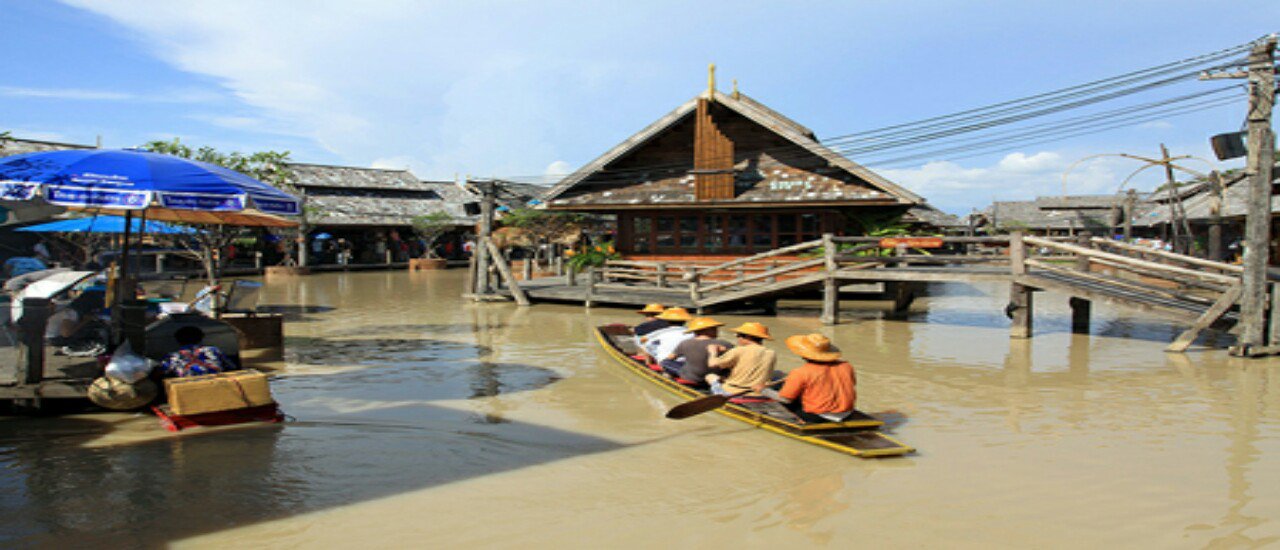 cover Visiting Pattaya? Don't miss the 4 Regions Floating Market! Shop for souvenirs, grab delicious food, and enjoy a relaxing stroll. There are tons of shops to explore!