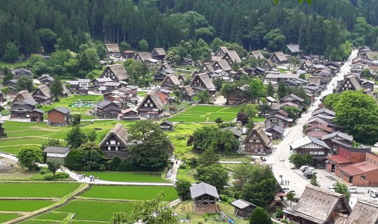 Cover Behold with your own eyes, the breathtaking beauty of Shirakawa-go....