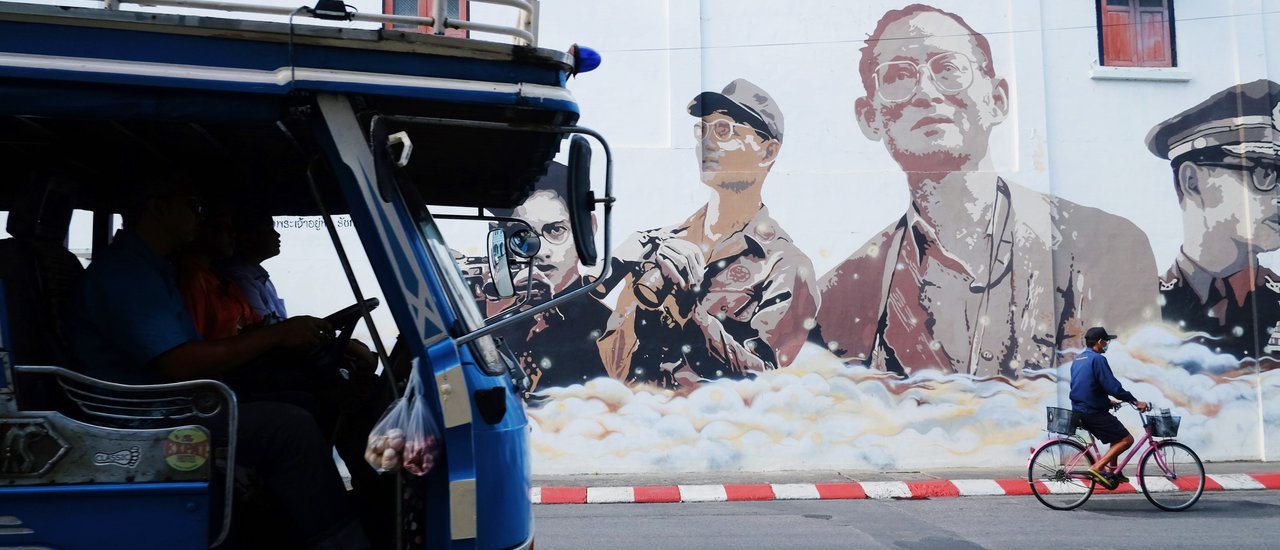 cover Phuket: A Journey with Yaya
This sentence translates to "Phuket: A Journey with Yaya" in English.