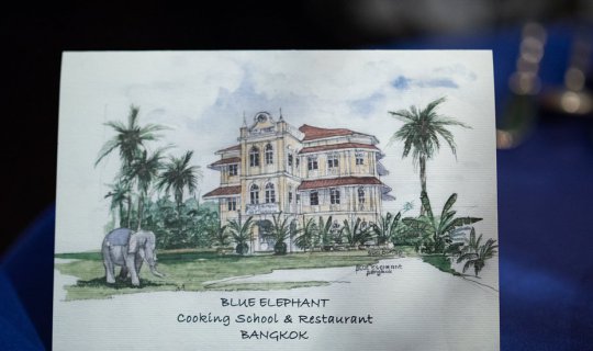 cover Dining at the Blue Elephant
This phrase translates to "Dining at the Blue Elephant" in English. 
Is there anything else I can help you translate today?