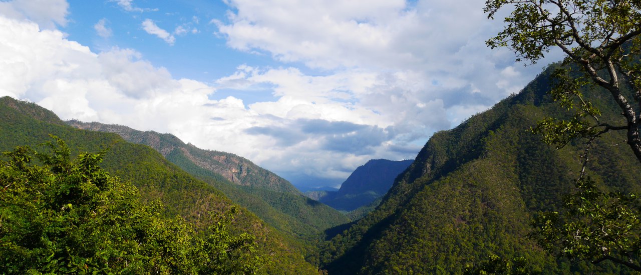 cover Let's go for a drive in Mae Hong Son, stop by the Bo Kaew Pine Forest, have some tea at the Thai Rak Thai Village, and visit the beautiful Pang Ung.