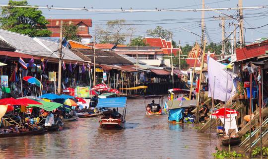 cover เดินกินเดินเที่ยว วันเดียวสามตลาด ดื่มบรรยากาศลำน้ำแม่กลอง