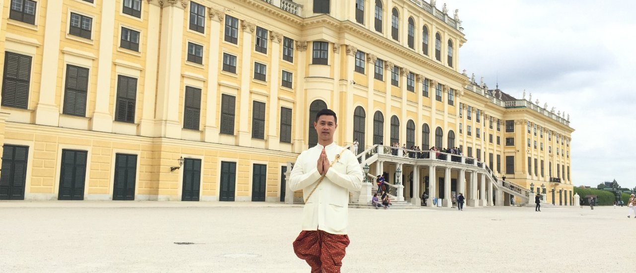 cover When I wore a Thai dress to travel in Europe.