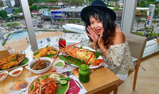 Cover ... Enjoying seafood at Terminal 21 Pattaya, Savoey Seafood co. Auth...