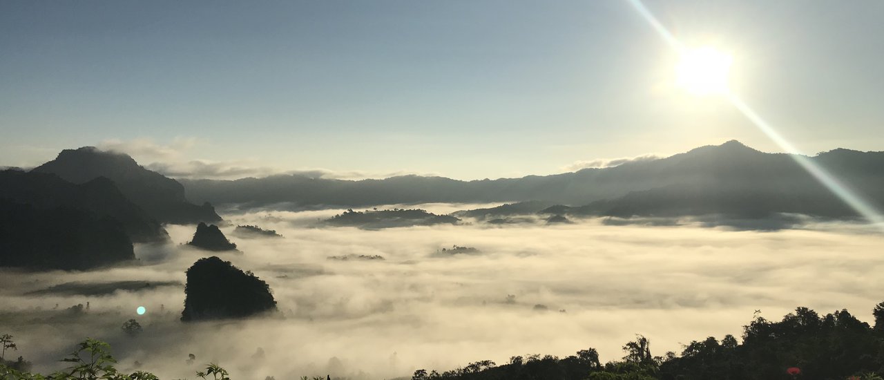 cover Sleep on the mountain, watch the mist at Phu Langka.