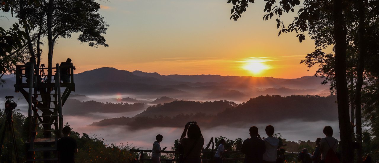 cover Without a personal vehicle, you can still visit the Ban Na Ton Chan Homestay and experience the breathtaking sea of mist at Huai Ton Hai.