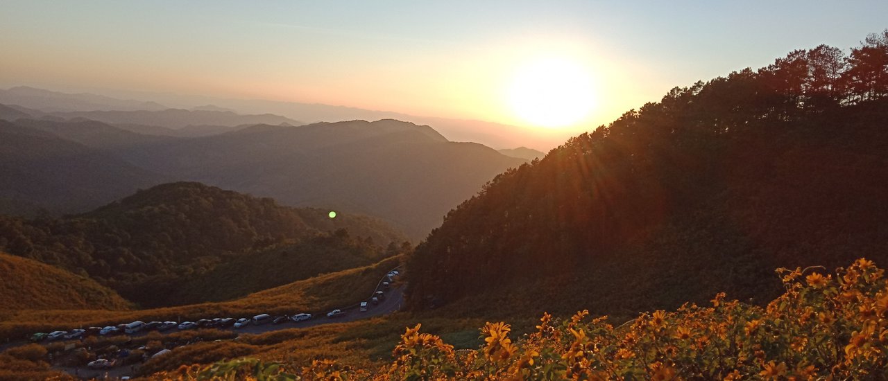 cover 1,864 curves to the end of Doi Mae U Kho, Mae Hong Son Province.