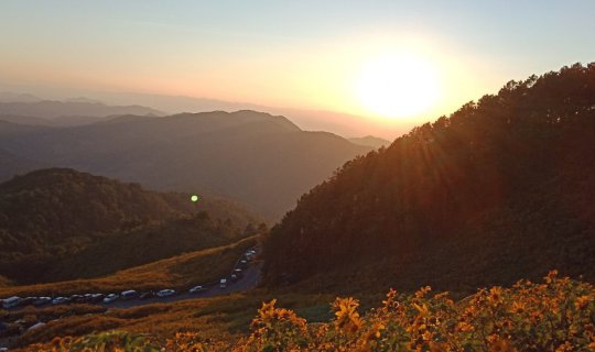 cover 1,864 curves to the end of Doi Mae U Kho, Mae Hong Son Province.