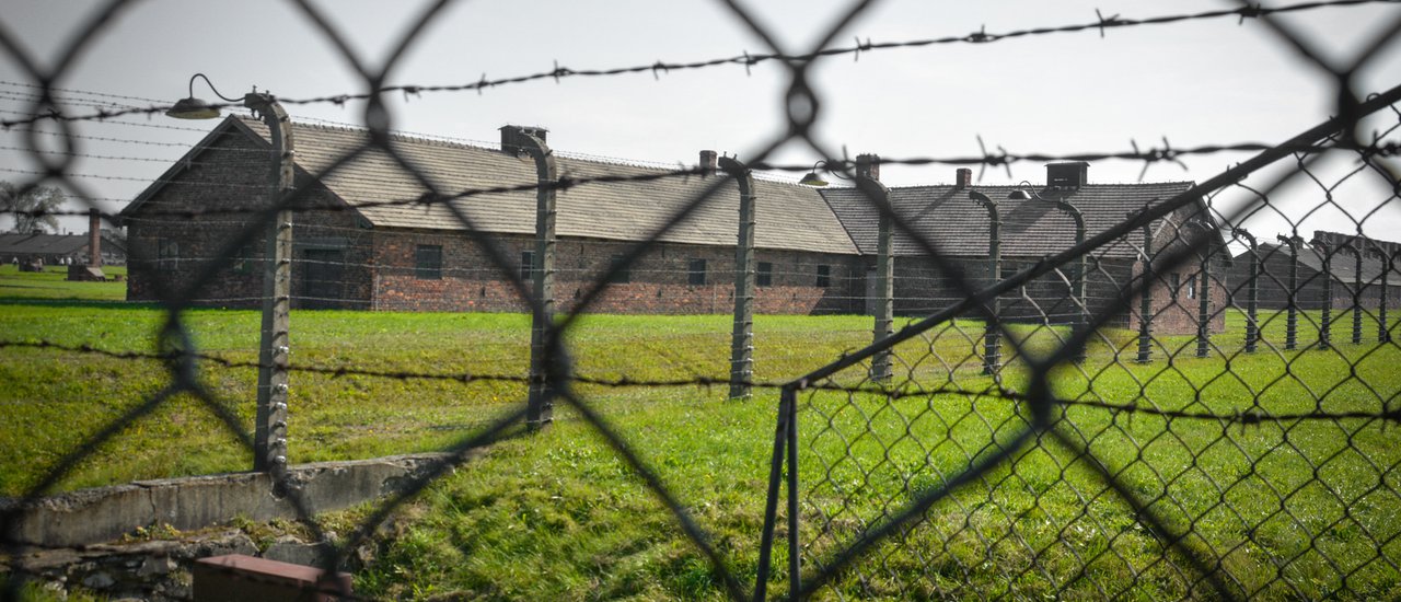 cover Lessons from the past...Auschwitz : ค่ายกักกันนรกนาซี