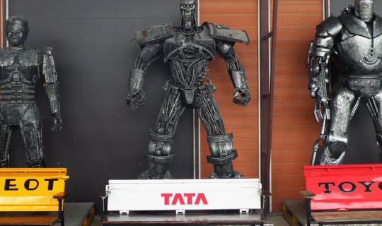 Cover ชมหุ่นเหล็กตัวเล็กตัวโตที่บ้านหุ่นเหล็ก...