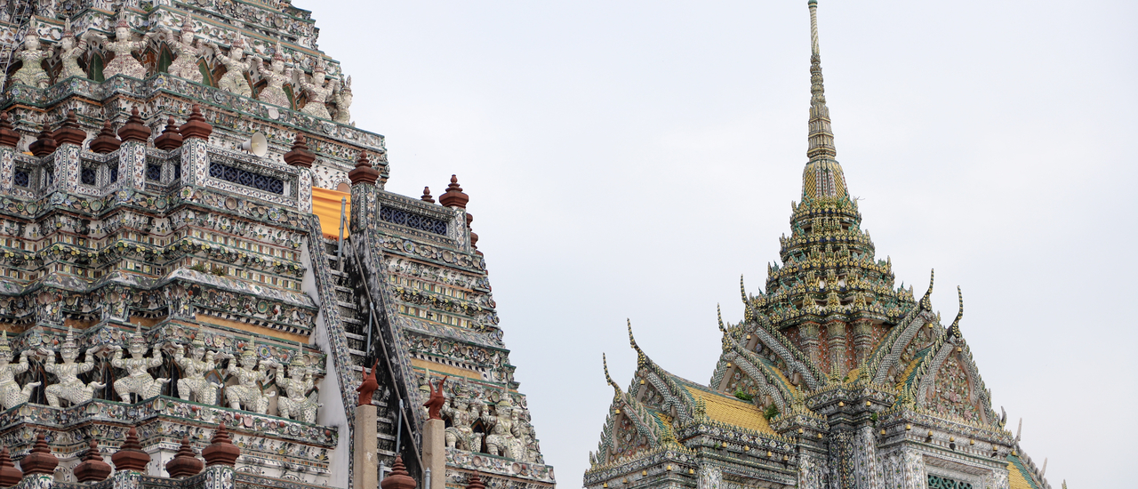 cover "Tempelet for daggry, også kjent som Wat Arun Ratchawararam Ratchawaramahawihan, er et praktfullt tempel som ligger ved bredden av Chao Phraya-elven."