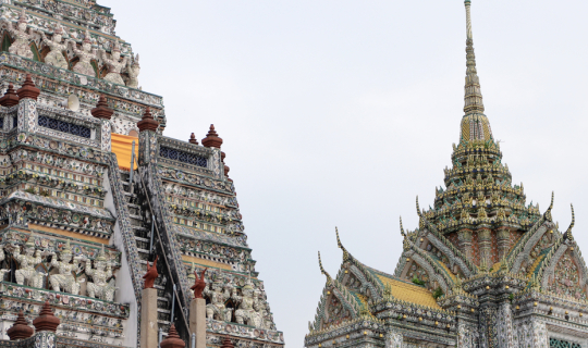 cover 黎明寺,又名 Wat Arun Ratchawararam Ratchawaramahawihan,是一座位于湄南河畔的美丽寺庙。