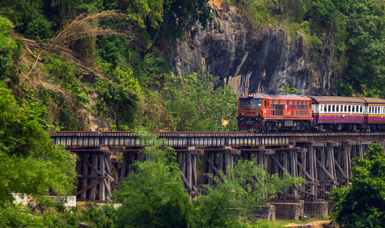 cover เที่ยวกาญจนบุรี และแว่ะเยี่ยมชมสถานที่สำคัญทางประวัติศาสตร์ เพื่อรำลึกถึงผู้เสียชีวิตในสงครามโลกครั้งที่ 2