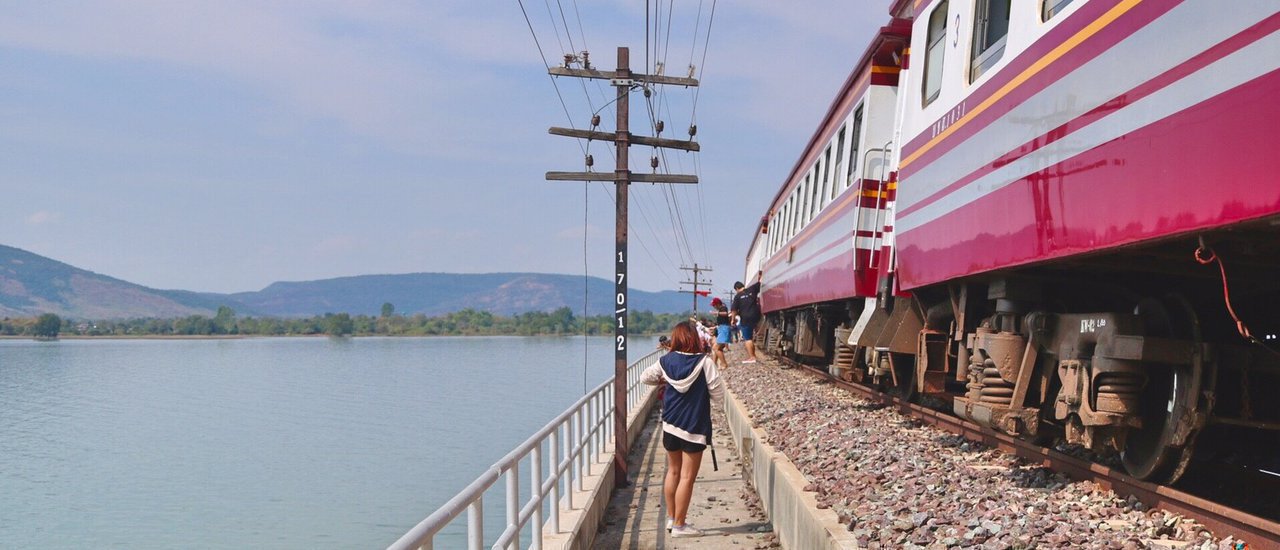 cover how to นั่งรถไฟยังไงให้ได้บรรยากาศเรือ นั่งรถไฟไปกลางเขื่อนป่าสักชลสิทธิ์ไงรู้ยัง